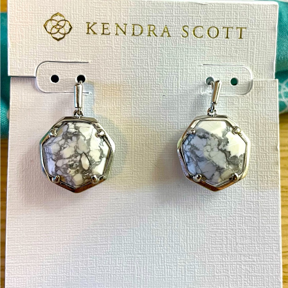 Kendra Scott EUC Silver Howlite Cynthia Drop Earrings.
